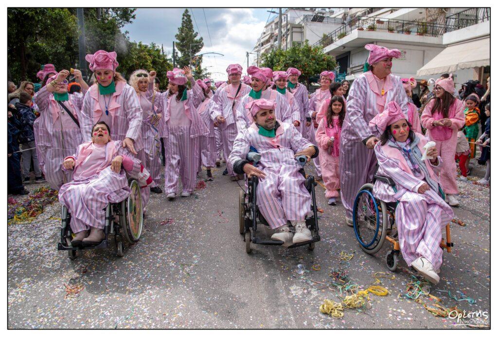 Μέλη της ΑΜΚΕ Ιοί και Κόρες σε αμαξίδια στην Παρέλαση Συμπερίληψης στο Καρναβάλι Ρέντη 2026